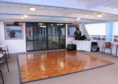 NY charter ycht 110 dance floor